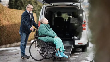 Żyje w Szwajcarii i nie stać jej na dojazdy do szpitala. "To absurd, że w takim kraju muszę zbierać pieniądze, by mama mogła udać się na leczenie"