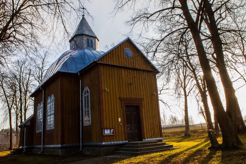 Ksiądz dzierga skarpetki. W dobrej sprawie