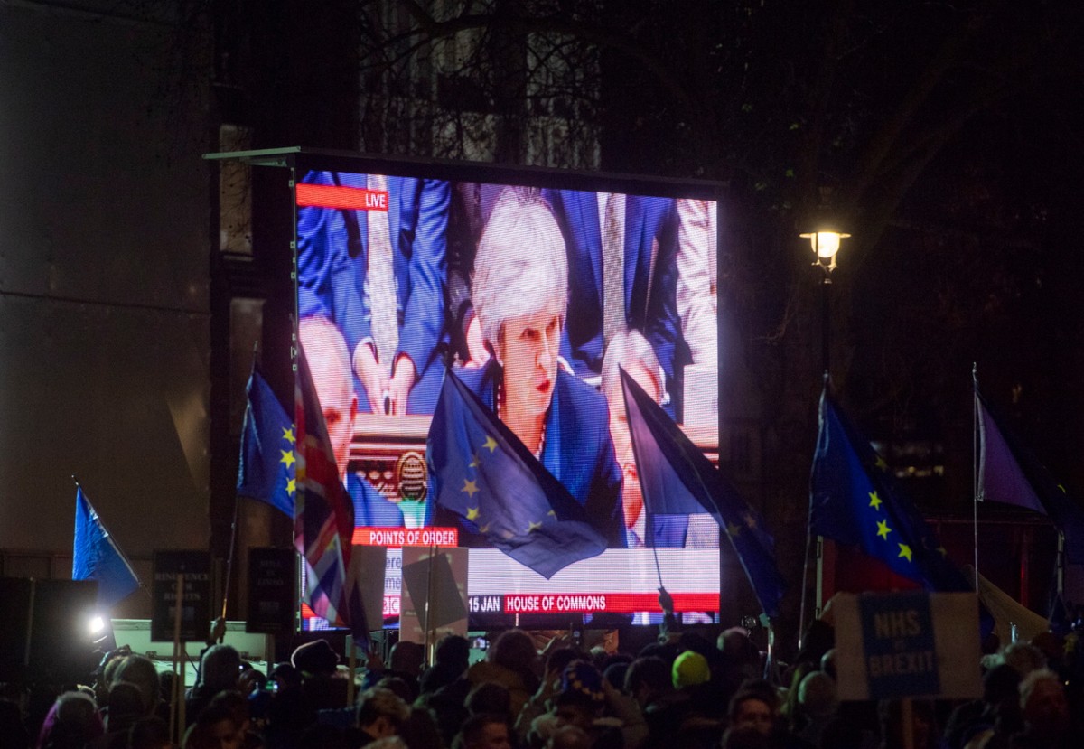 Umowa ws. brexitu odrzucona, co teraz? Wyjście z UE bez umowy przeraża wszystkich