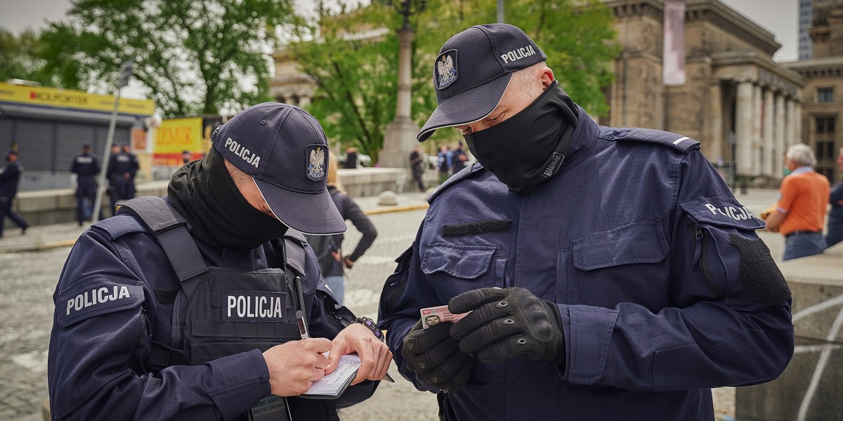 Policja kontroluje, czy nosimy maseczki, a w miejscach, które powinny być zamknięte, nie jest prowadzona działalność. 