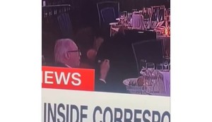 Čovek mirno sedi i jede tokom pucnjave na večeri sa Trampom u Vašingtonu