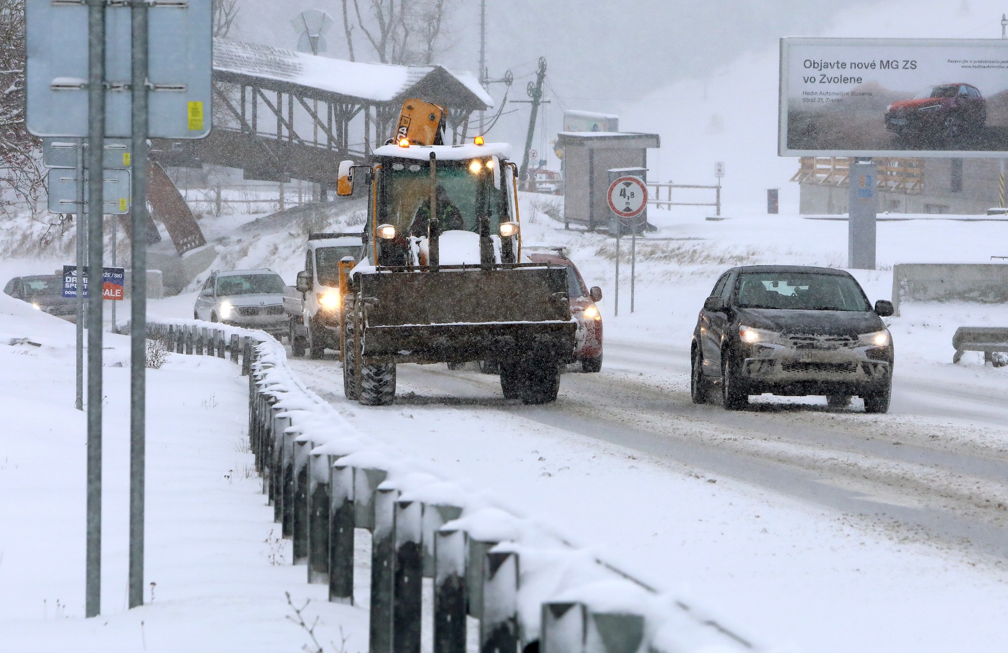 Horský priechod Donovaly pri Banskej Bystrici počas sneženia.