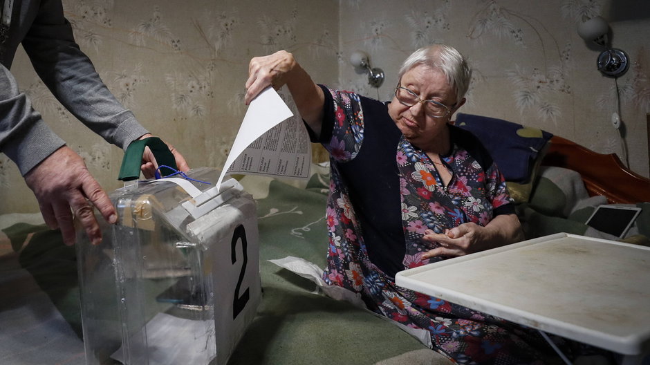 Urny wyborcze docierają bezpośrednio do mieszkań wyborców. Moskwa
