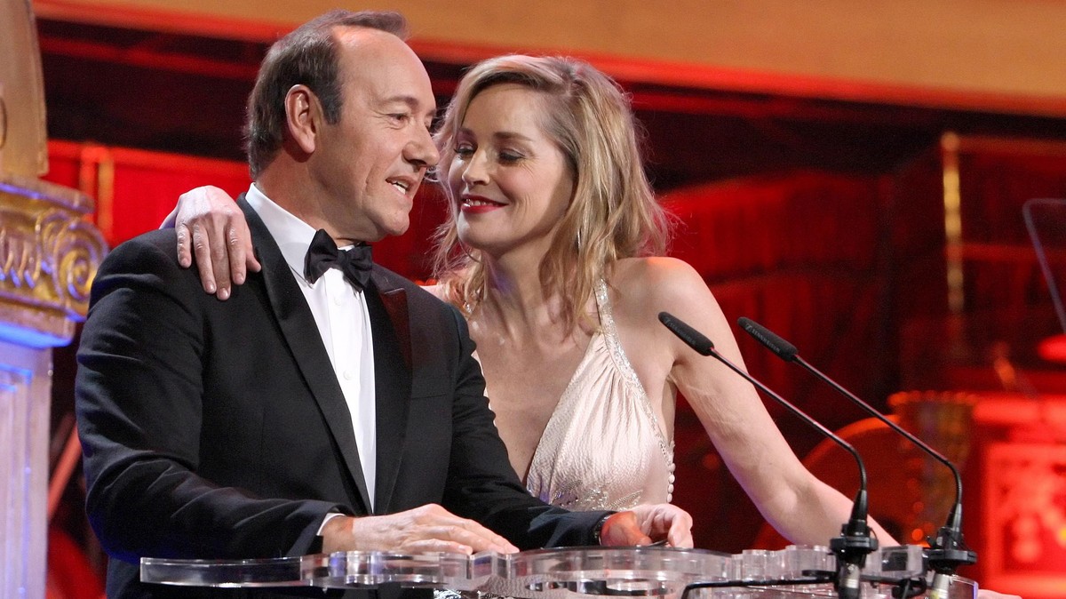 „Kevin más emberek nemi szerveit fogdosta” – Sharon Stone kiállt a szexuális zaklatással vádolt Kevin Spacey mellett, szerinte jár neki még egy esély
