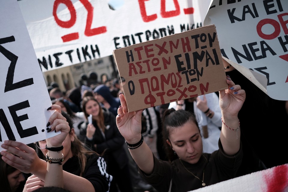 Katastrofa kolejowa i protesty. Dziesiątki tysięcy ludzi na ulicach Aten