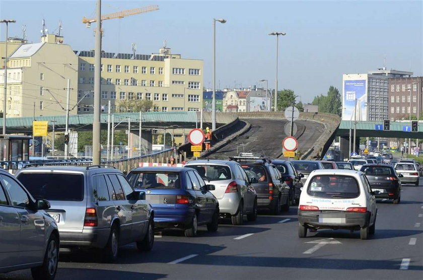 Tak objedziesz estakadę na pl. Społecznym