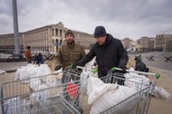 Budowanie zabezpieczeń, barykad  i infrastruktury militarnej w centrum Kijowa. Ludzie pracują ciężko nad umocnieniami, przygotowując się do obrony stolicy. Jak mówią nie maja pracy, a mają czas i chcą pomóc. 