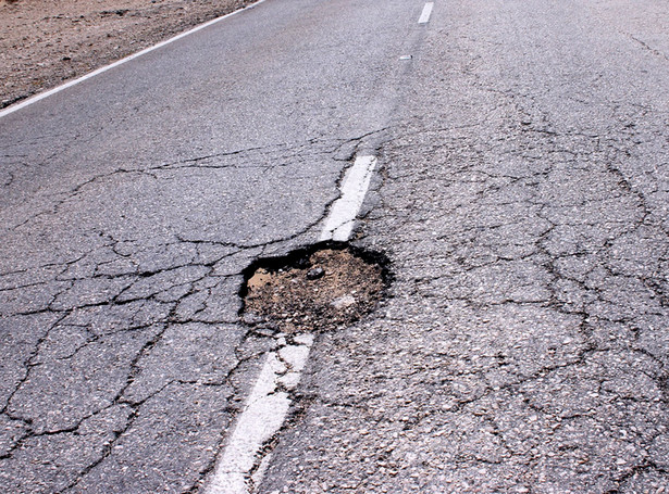 Urzędnicy idą na wojnę z kiepskimi drogami