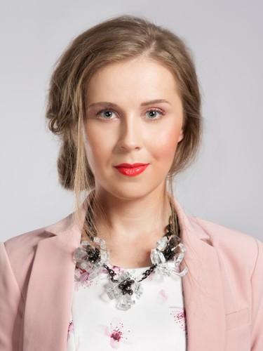 Kobieta o typie urody WIOSNA w makijażu wieczorowym