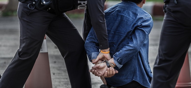 Nożownik zranił policjanta. Szedł w kierunku wiernych