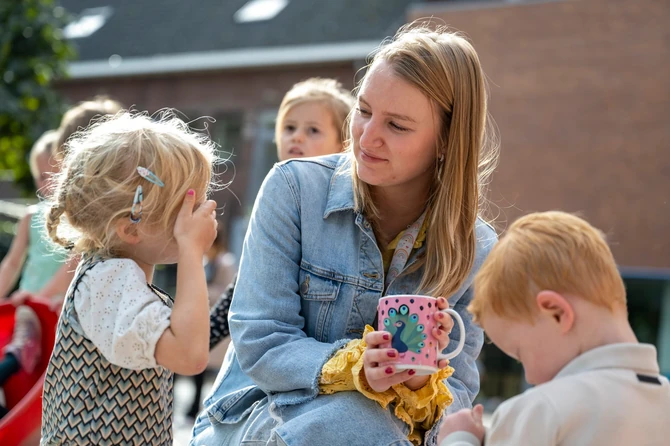 Majka sa decom / Ilustracija