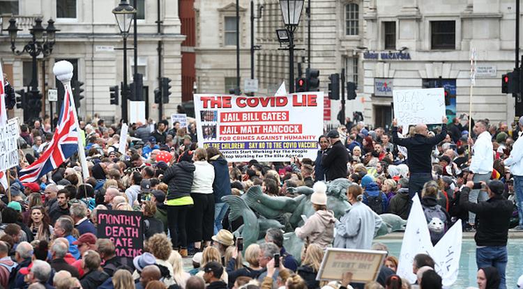 Egy koronavírus miatti lezárások elleni tüntetés Londonban