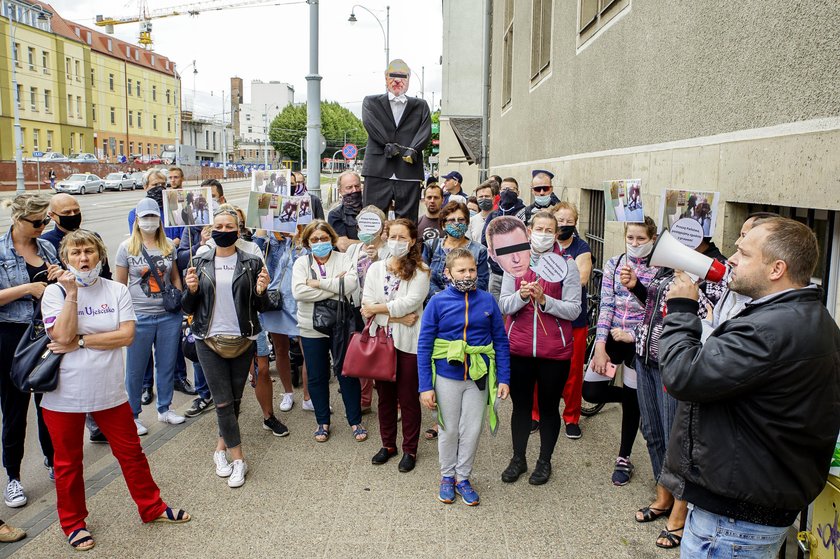 Poszkodowani przez SM Ujeścisko spółdzielcy protestowali przed sądem w Gdańsku