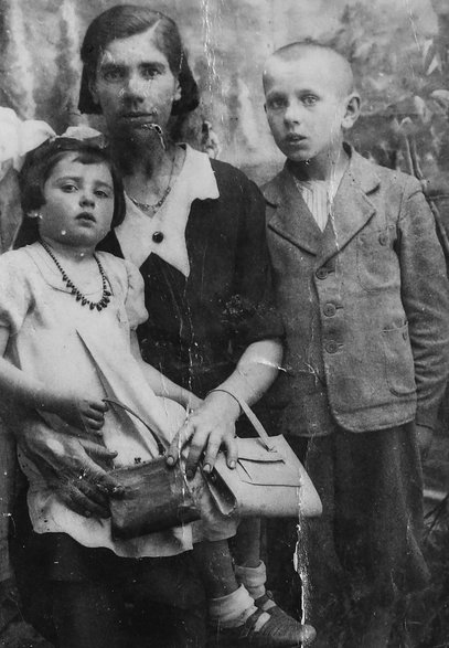 Józefa Bryg na zdjęciu z mamą i bratem