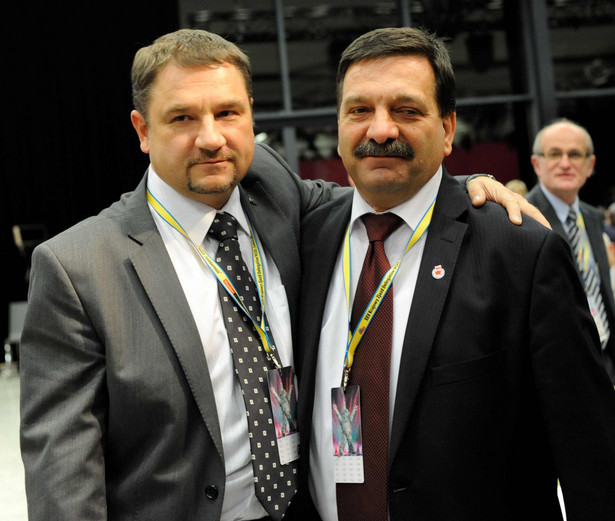 Przewodniczący śląsko-dąbrowskiej "S" Piotr Duda (L) i szef "Solidarności" Janusz Śniadek (P) podczas odbywającego się 21 bm. we Wrocławiu 25. Krajowego Zjazdu Delegatów NSZZ "Solidarność".