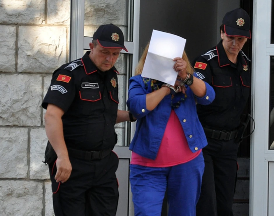 Anđelka Bojović ispred zgrade policije u Nikšiću