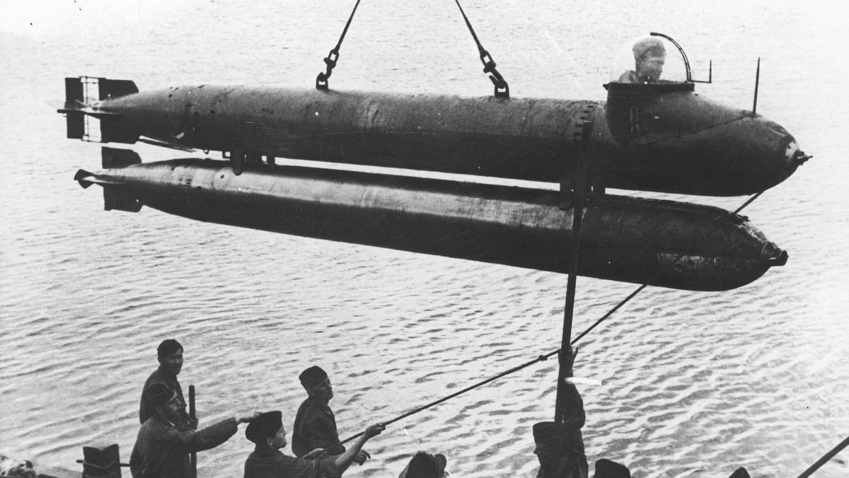 Wodowanie niemieckiej jednoosobowej torpedy Neger, lipiec 1944 r.