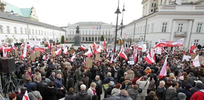 Tysiące sympatyków PiS przed Pałacem Prezydenckim