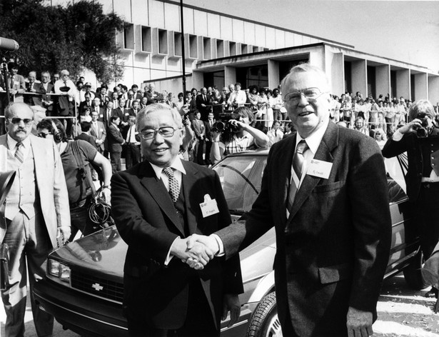 Eiji Toyoda, szef Toyoty i Roger B. Smith, szef GM po podpisaniu umowy w 1984 roku