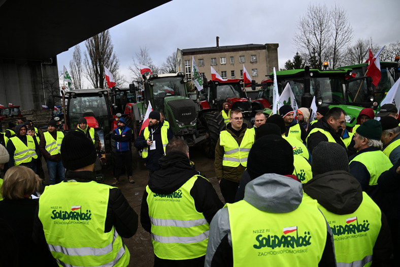 Protest rolników w Szczecinie. Rolnicy protestują przed siedzibą Zarządu Morskich Portów Szczecin i Świnoujście S.A. Fot. Marcin Bielecki