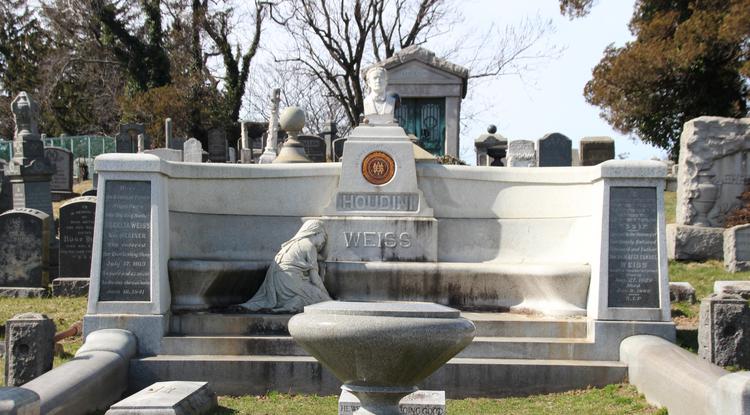 Houdini sírja a New York-i Machpelah temetőben.