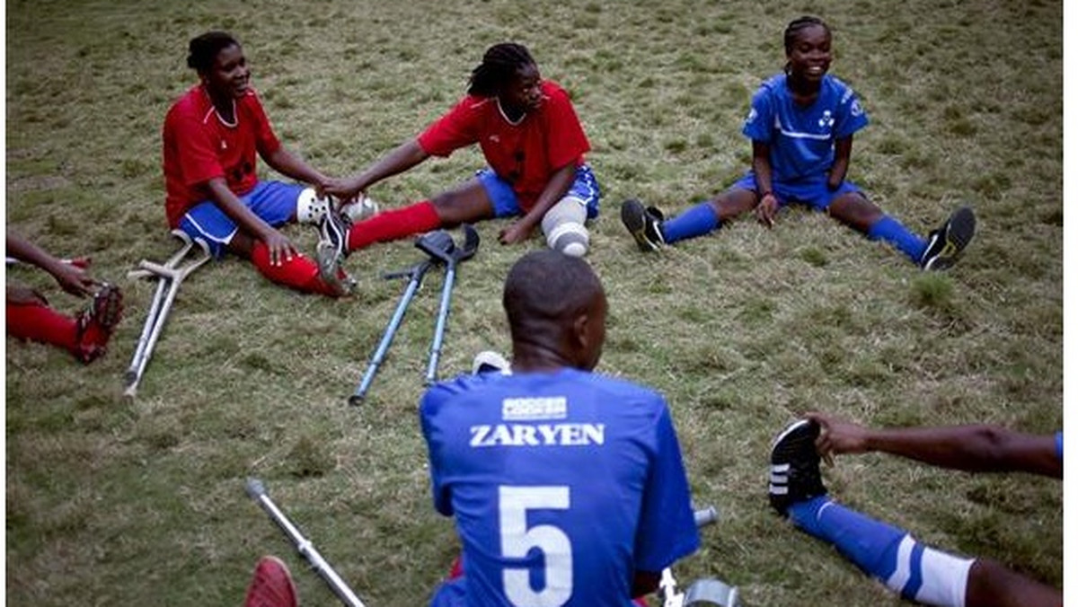 Z okazji Międzynarodowego Dnia Osób Niepełnosprawnych organizacja Partners In Health postanowiła zwrócić uwagę świata na problem uprawiania sportu przez osoby niepełnosprawne. Na Haiti rozegrano pokazowy mecz, w którym udział wzięły osoby bez kończyn.