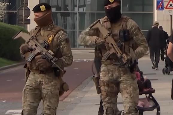 (VIDEO) HAOS U SRCU EVROPE Vojska pod punom opremom i dugim cevima na ulicama u više zemalja, građani u strahu