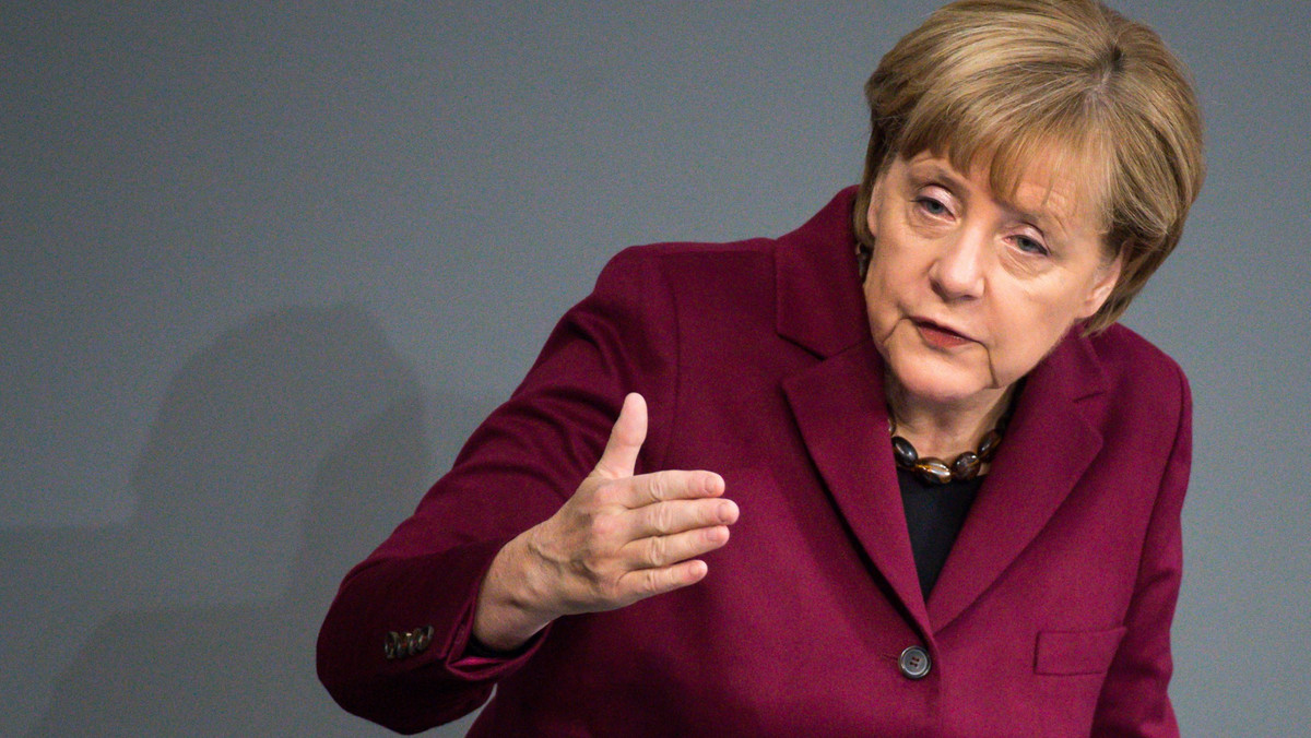 Kanclerz Niemiec Angela Merkel zapowiedziała dzisiaj w Bundestagu, że nie zrezygnuje z zabiegów o wprowadzenie w UE stałego i obowiązkowego mechanizmu podziału uchodźców pomiędzy poszczególne kraje. Zaapelowała o lepszą ochronę granic zewnętrznych UE.