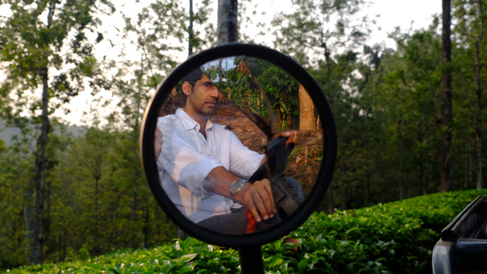Anand, twórca Pepper Trail, dogląda włości, objeżdżając plantacje sfatygowanym jeepem.