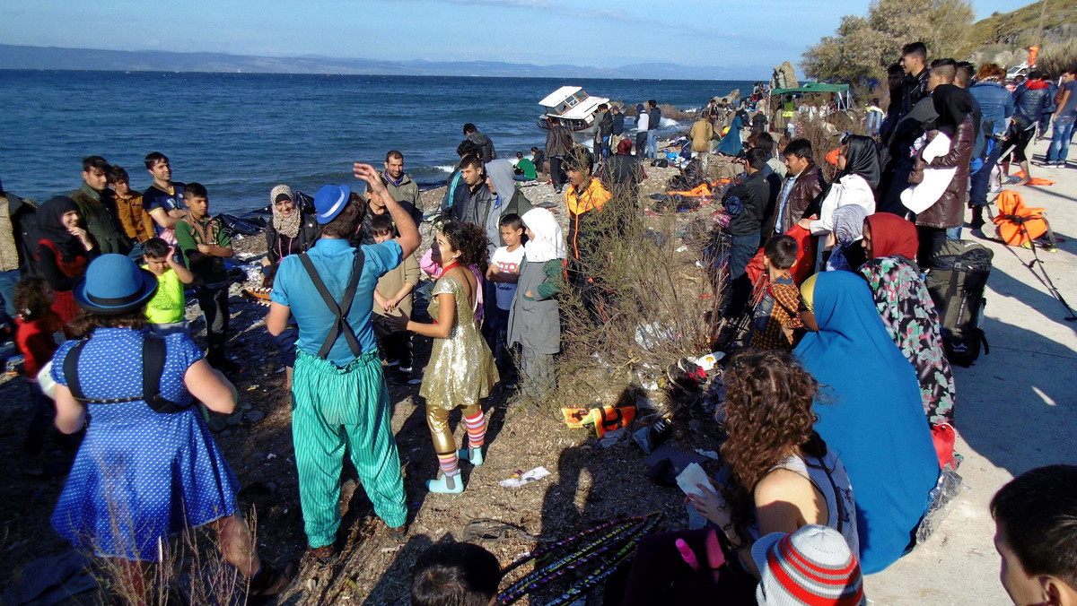 W październiku odnotowano miesięczny rekord liczby imigrantów i uchodźców przybywających przez Morze Śródziemne do Europy. Korzystając z tego szlaku, dotarło nieco ponad 218 tys. ludzi - podało dzisiaj Biuro Wysokiego Komisarza NZ ds. Uchodźców (UNHCR).
