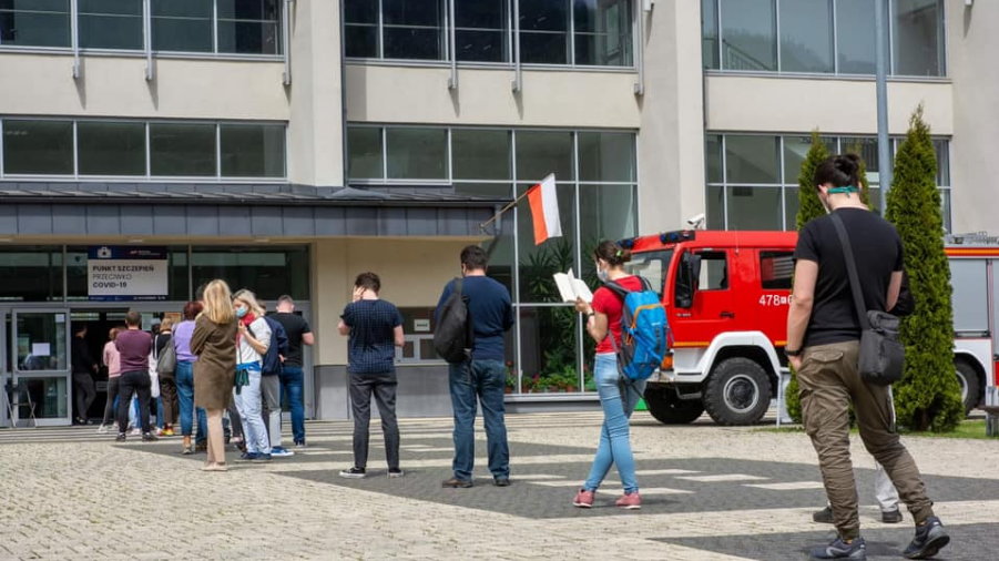 Kolejka do punktu szczepień w Myślenicach