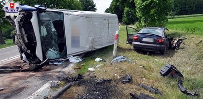 Auta rozpadły się na części. Ciężko ranna 3-latka i jej babcia