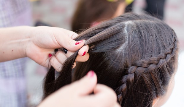 Trakciona alopecija je oblik opadanja kose izazvan stalnim zatezanjem ili čupanjem kose zbog čvrstih frizura