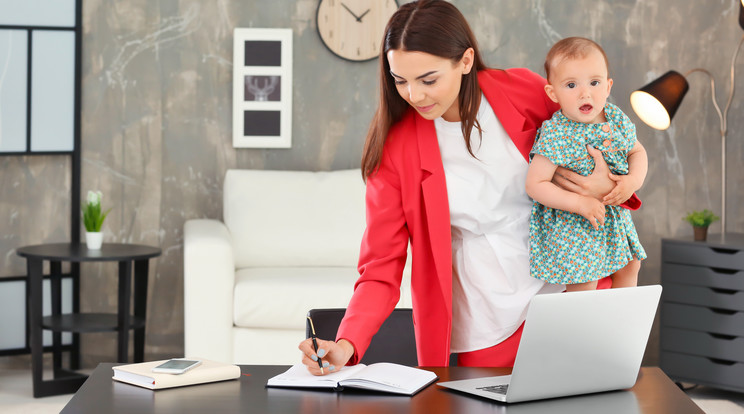Az otthon lévő anyukák foglalkotatása is fontos lehet /Fotó: Shutterstock