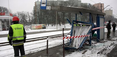 Samochód staranował przystanek. Trzy osoby ranne