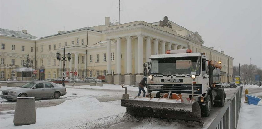 Odśnieżają tylko urzędnikom