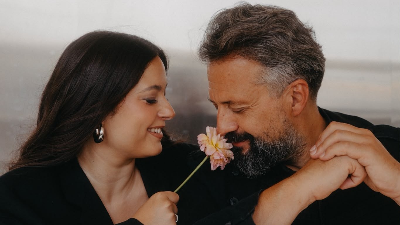Teri Čikoš a Marián Čekovský nahrali spoločnú skladbu Paradox, ktorá je o láske staršieho muža a mladšej ženy
