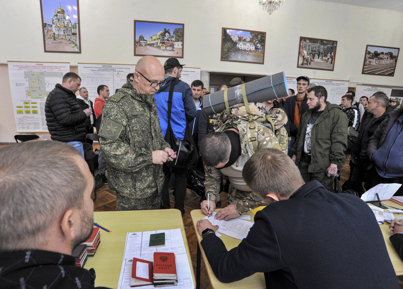 Rosyjscy poborowi przybywają do biura rekrutacyjnego w Batajsku, obwód rostowski, Rosja, 26 września 2022 r.