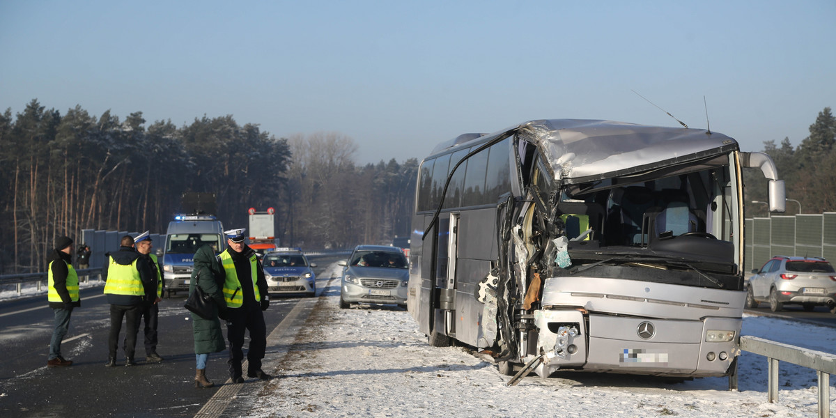 Dramatyczny wypadek dwóch autokarów pod Warszawą. Jeden z nich wiózł dzieci. 10 osób poszkodowanych.