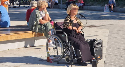 Niepełnosprawna śpiewaczka od lat występuje na deptaku. Straż miejska chce ukarać ją 5 tys. zł grzywny