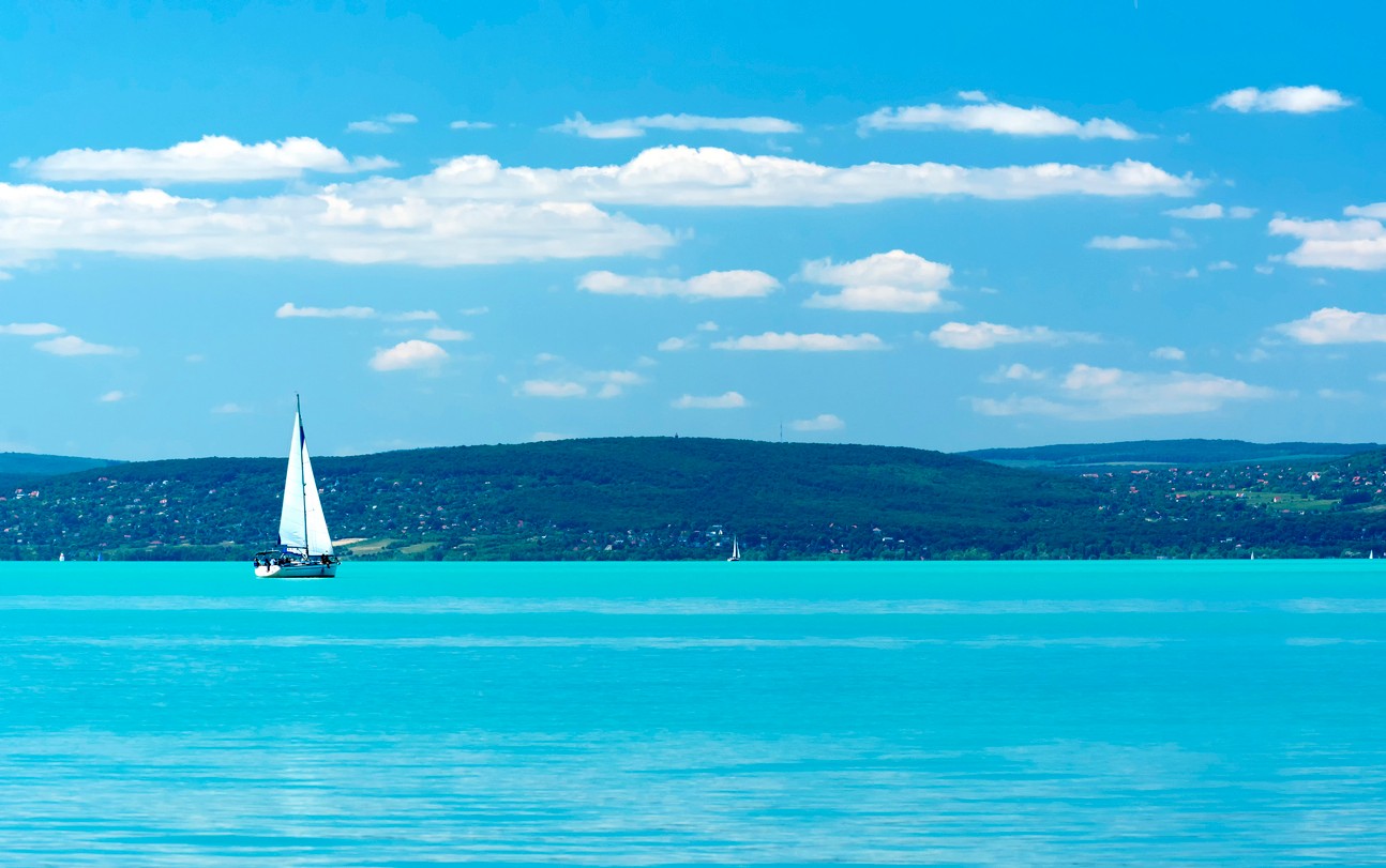 Z Balatonu pre extrémne suchá rýchlo mizne voda.