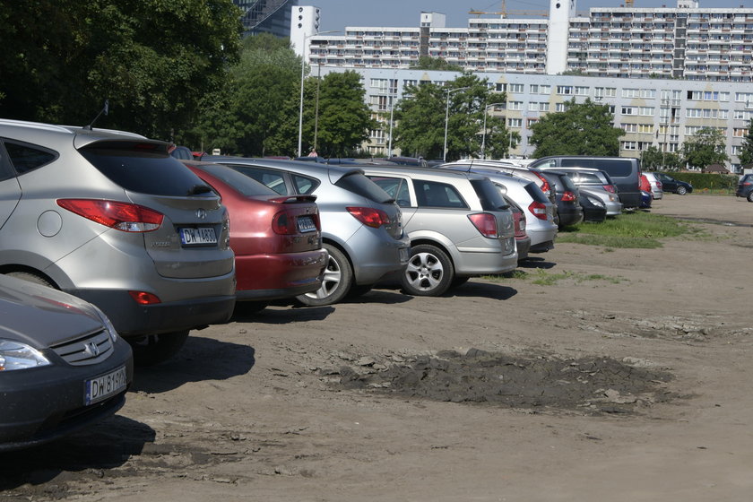 Dziki parking zamienił się w park