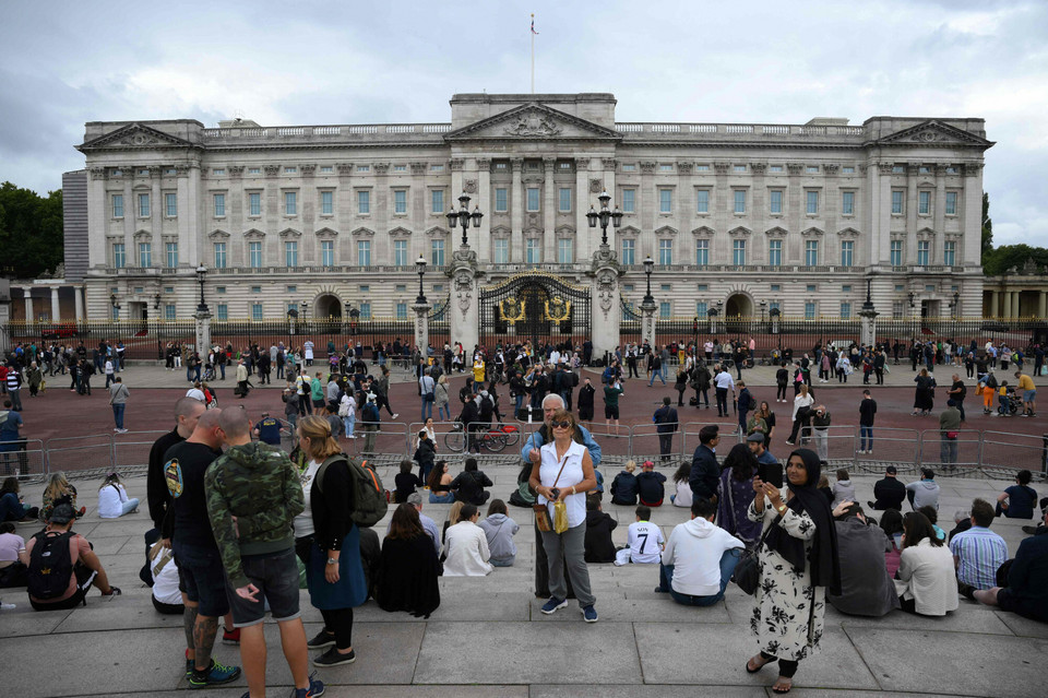 Ludzie zbierają się przed Pałacem Buckingham