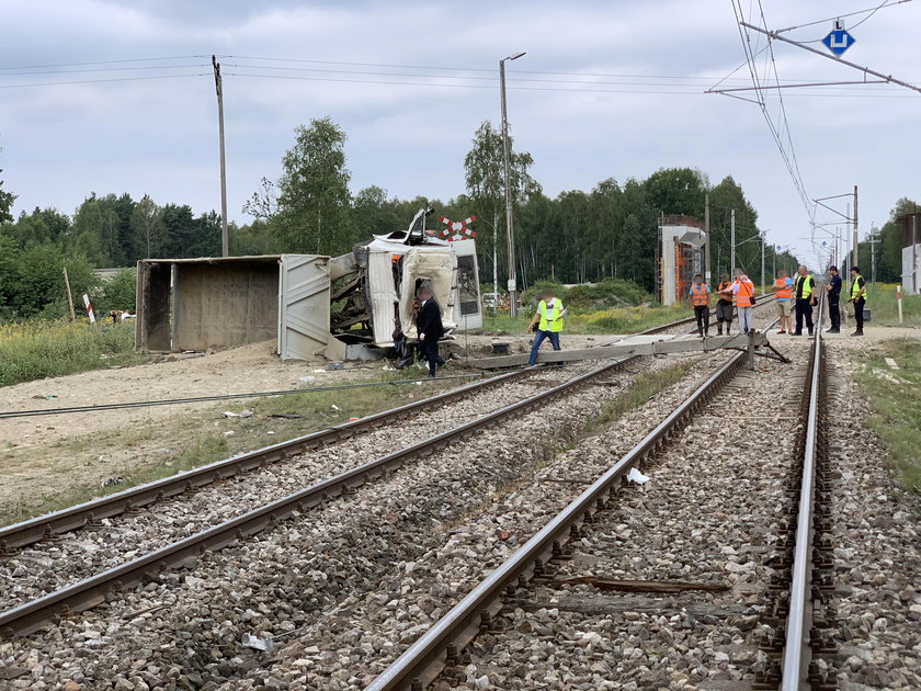 Przędzel: ciężarówka zderzyła się z pociągiem. Nie żyje kierowca