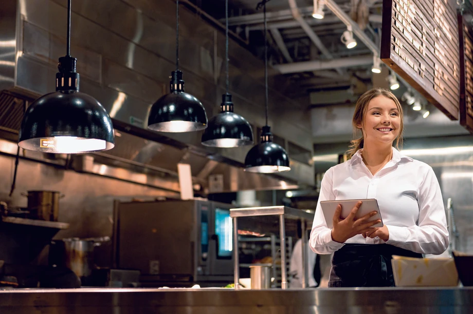 Branża gastronomiczna również korzysta z cyfrowych rozwiązań. Służą one m.in. do zarządzania samym biznesem, organizacji dostaw czy też rezerwacji miejsc.