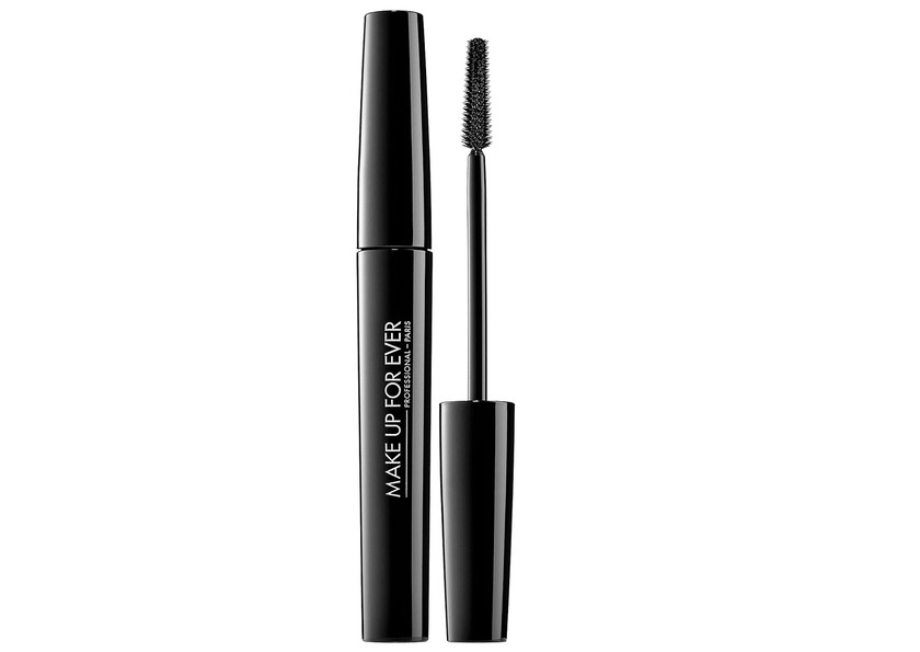 Ensuite, il faut appliquer du mascara sur les cils pour parfaire le look. Ce mascara de Make Up For Ever à 33,90 francs, via Manor, assure longueur et définition.