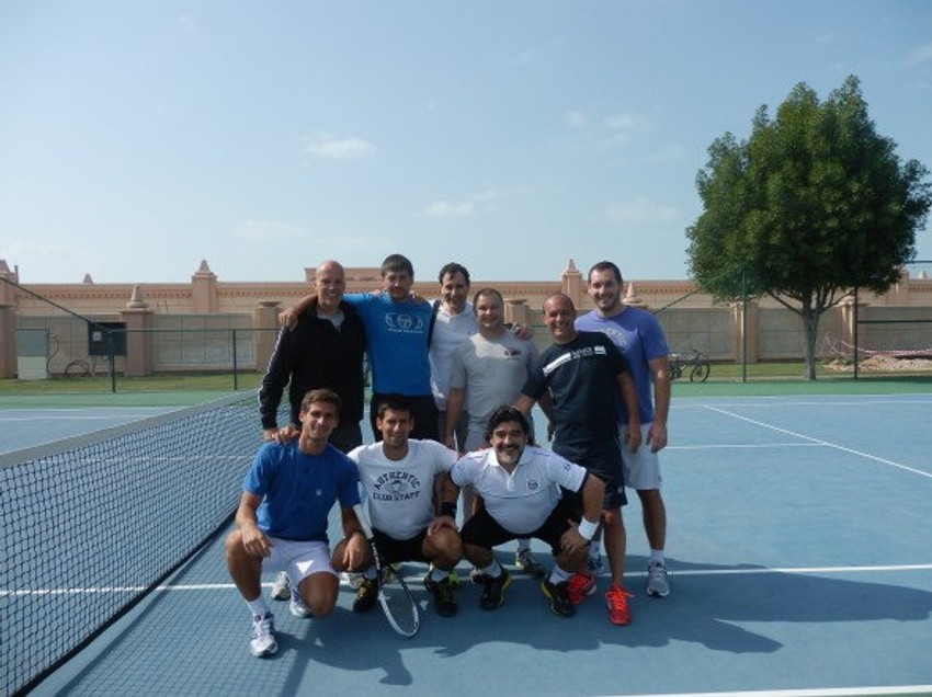 Onda ponovo odlazi, ali u Grčku sa košarkašom Nikolom Jestratijevićem i 2003. se vraća u Srbiju, uveren da je to za stalno. I bile su to četiri godine, uspešnog i napornog rada u Beogradu. - Sa Novakom sam se ponovo sreo 2007. Ponudio mi je, veoma profesionalno, da sarađujemo. Tada je bio treći teniser na svetu. Imao je svoju viziju šta mu treba i veoma preciznu sliku oko toga koje rezultate očekuje. Iako sam imao u istom trenutku još dve primamljive ponude, bez reči sam pristao da radim sa Noletom. To je, slobodno mogu reći, profesionalno moj najbolji izbor u životu - kaže Miljan. To se potvrdilo kroz brojne turnire koji su usledili. Prvi na koji je išao sa njim bio je u Beču. Otada nižu uspehe kao tim. - Moj posao je veoma kompleksan i tiče se Novakovog oporavka, prevencije povreda i ukupnog zdravstvenog i fizičkog stanja koje mora u svakom trenutku da bude na najvišem nivou. Recimo da sam ja fizioterapeut koji tačno zna šta jednom sportisti, vrhunskom kao što je Nole, treba i kako sve ovo prethodno da ostvari. To nije lako. Pogledajte samo koliko ima povređenih tenisera, oni danas imaju surov raspored i ritam. To mogu samo najspremniji da izdrže - objašnjava Miljan. Na „treningu“ sa Maradonom
