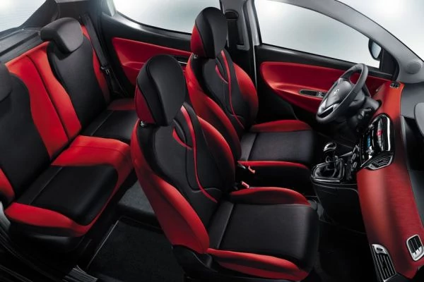 Lancia Ypsilon Black&Red - wnętrze