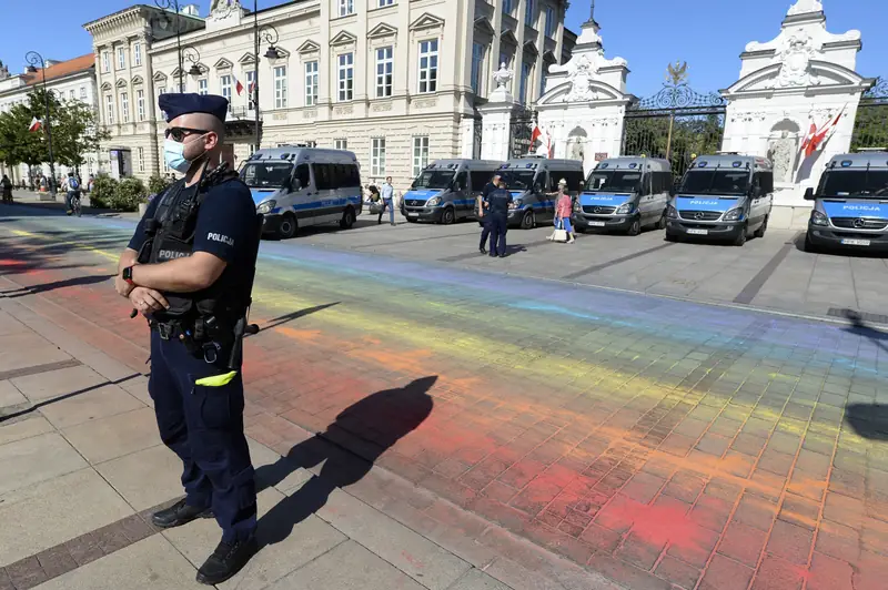 Tęczowa flaga przed budynkiem ASP na Krakowskim Przedmieściu