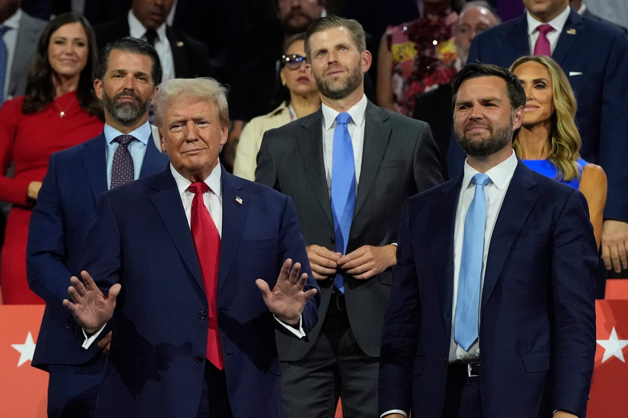 Donald Trump na prvom verejnom vystúpení po atentáte s obviazaným uchom.